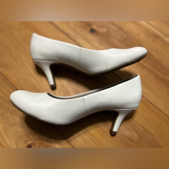 Life Strides Soft system Stylish White Pumps size 7.5M - Picture 6 of 6